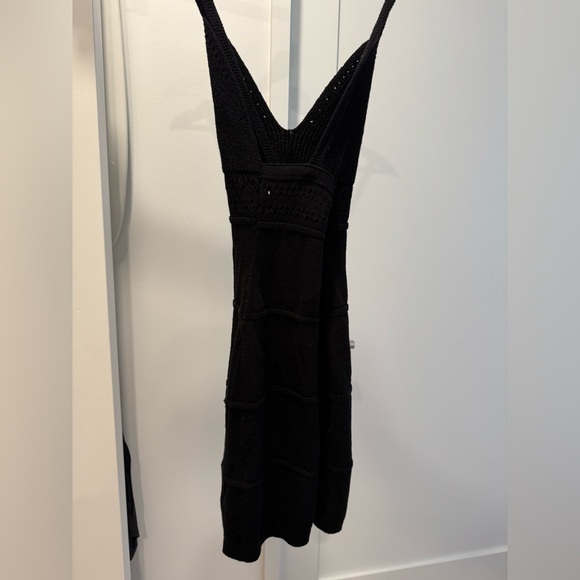 Chunky knit black dress with back straps and pattern in stomach! - Picture 2 of 4